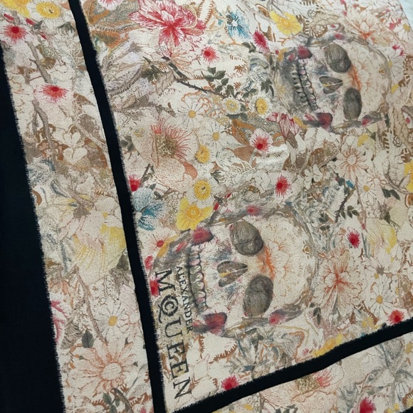 Alexander McQueen Silk wrap/Shawl. - Picture 7 of 16